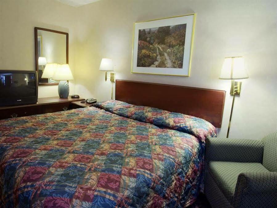 Americas Best Value Inn Dearborn Exteriör bild